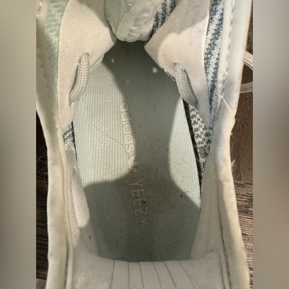 Adidas Yeezy Boost 350 V2 in the Cloud White colorway. Men 6.5 - Picture 3 of 4